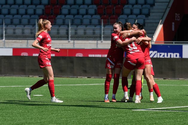 Schweiz: AXA Women s Super League 2025 26, FC Thun vs Yverdon FC - Stockhorn Arena, Thun: Mimoza Hamidi (7 Thun) jubelt nach ihrem Tor mit dem Team Copyright: xKjetilxWaberx