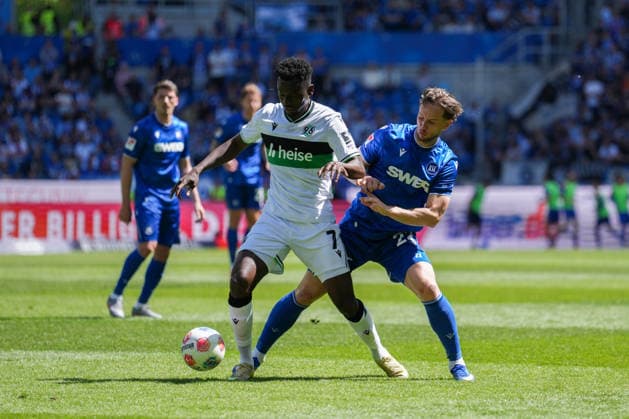 2. Bundesliga, Karlsruher SC vs Hannover 96, 25.04.2026 Zweikampf zwischen Mustapha Bundu (Hannover 96, 7) und Christoph Kobald (Karlsruher SC, 22) 2. Bundesliga, Karlsruher SC vs Hannover 96, BBBank Wildpark Karlsruhe, 25.04.2026 DFB DFL REGULATIONS PROHIBIT ANY USE OF PHOTOGRAPHS AS IMAGE SEQUENCES AND OR QUASI-VIDEO.
