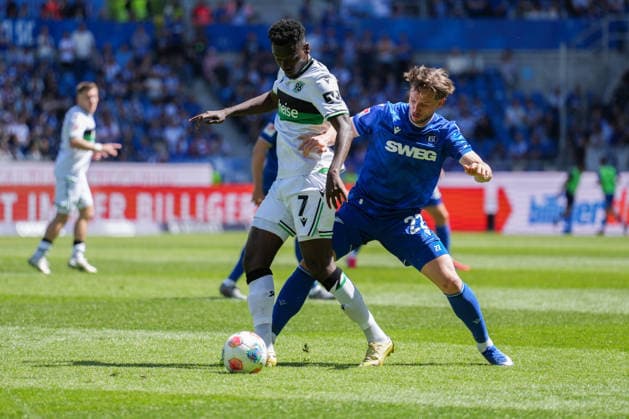 2. Bundesliga, Karlsruher SC vs Hannover 96, 25.04.2026 Zweikampf zwischen Mustapha Bundu (Hannover 96, 7) und Christoph Kobald (Karlsruher SC, 22) 2. Bundesliga, Karlsruher SC vs Hannover 96, BBBank Wildpark Karlsruhe, 25.04.2026 DFB DFL REGULATIONS PROHIBIT ANY USE OF PHOTOGRAPHS AS IMAGE SEQUENCES AND OR QUASI-VIDEO.
