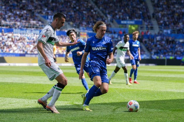 2. Bundesliga, Karlsruher SC vs Hannover 96, 25.04.2026 Zweikampf zwischen Bastian Allgeier (Hannover 96, 17) und David Herold (Karlsruher SC, 20) 2. Bundesliga, Karlsruher SC vs Hannover 96, BBBank Wildpark Karlsruhe, 25.04.2026 DFB DFL REGULATIONS PROHIBIT ANY USE OF PHOTOGRAPHS AS IMAGE SEQUENCES AND OR QUASI-VIDEO.