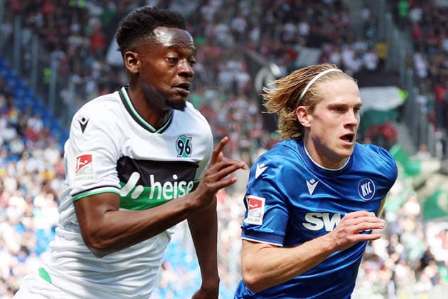 25.04.2026, xrekx, Fussball 2.Bundesliga, Karlsruher SC - Hannover 96 v.l. Mustapha Bundu (Hannover 96) David Herold (Karlsruher SC) Zweikampf, Aktion, action, battle for the ball (DFL DFB REGULATIONS PROHIBIT ANY USE OF PHOTOGRAPHS as IMAGE SEQUENCES and or QUASI-VIDEO) Karlsruhe
