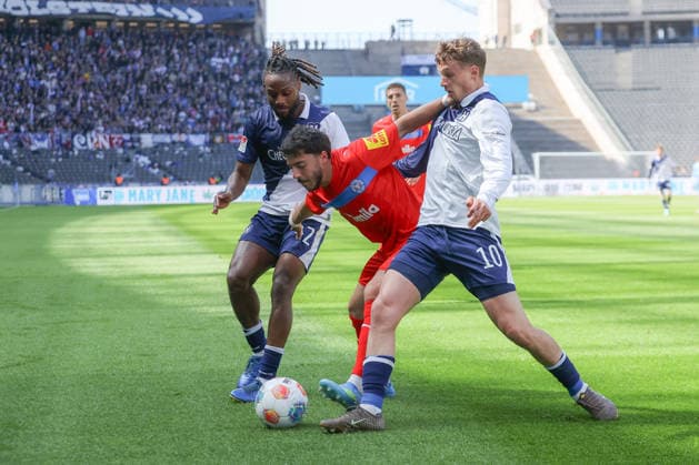 25.04.2025, xtgx, Fussball 2. Bundesliga, Hertha BSC Berlin - Holstein Kiel emspor, v.l. Deyovaisio Zeefuik (Hertha, 42), Umut Tohumcu (Kiel, 8) , Michael Cuisance (Hertha, 10) Zweikampf, Duell, Kampf, tackle (DFL DFB REGULATIONS PROHIBIT ANY USE OF PHOTOGRAPHS as IMAGE SEQUENCES and or QUASI-VIDEO) Berlin