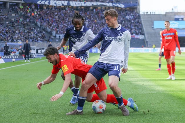25.04.2025, xtgx, Fussball 2. Bundesliga, Hertha BSC Berlin - Holstein Kiel emspor, v.l. Deyovaisio Zeefuik (Hertha, 42), Umut Tohumcu (Kiel, 8) , Michael Cuisance (Hertha, 10) Zweikampf, Duell, Kampf, tackle (DFL DFB REGULATIONS PROHIBIT ANY USE OF PHOTOGRAPHS as IMAGE SEQUENCES and or QUASI-VIDEO) Berlin