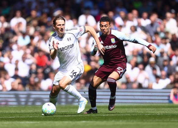 Fulham v Aston Villa, English Premier League, Gtech Community Stadium, Craven Cottage, London, UK - 25 04 2026 Sander Berge of Fulham is pressured by Morgan Rogers of Aston Villa during the Premier League game at Craven Cottage London Craven Cottage London GBR, UK NEWSPAPERS OUT Copyright: xMarkxGreenwoodx