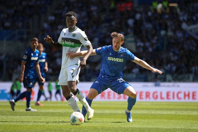 Christoph Kobald (Karlsruher SC, 22) im Zweikampf mit Mustapha Bundu (Hannover 96, 07), Karlsruher SC vs. Hannover 96, 2. Bundesliga, 31. Spieltag, 2025 2026, 25.04.2026, DFL REGULATIONS PROHIBIT ANY USE OF PHOTOGRAPHS AS IMAGE SEQUENCES AND OR QUASI-VIDEO, Karlsruher SC vs. Hannover 96, 2. Bundesliga, 31. Spieltag, 2025 2026, 25.04.2026 Karlsruhe