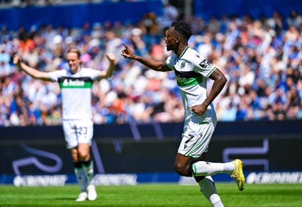 Mustapha Bundu (Hannover 96) bejubelt sein Tor waehrend des Spiels der 2. Bundesliga zwischen dem Karlsruher SC und Hannover 96 im BBBank Wildpark am 25. April 2026 in Karlsruhe, Deutschland. (Foto von Silas Schüller DeFodi Images) +++ Mustapha Bundu (Hannover 96) celebrates his goal during the 2. Bundesliga match between Karlsruher SC and Hannover 96 at BBBank Wildpark on April 25, 2026 in Karlsruhe, Germany. (Photo by Silas Schüller DeFodi Images) DFB DFL REGULATIONS PROHIBIT ANY USE OF PHOTOGRAPHS AS IMAGE SEQUENCES AND OR QUASI-VIDEO. (Photo by Silas Schueller DeFodi Images) -