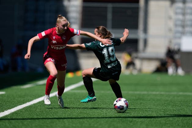 Schweiz: AXA Women s Super League 2025 26, FC Thun vs Yverdon FC - Stockhorn Arena, Thun: Celine Schmid (34 Thun) im Duell mit Chloe Warpelin (19 Yverdon) Copyright: xKjetilxWaberx
