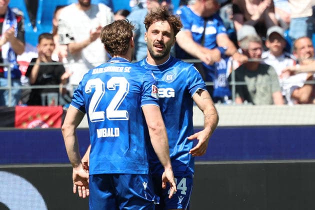 25.04.2026, xrekx, Fussball 2.Bundesliga, Karlsruher SC - Hannover 96 v.l. Torjubel nach dem Tor zum celebrating the goal celebrate 1:1 durch Fabian Schleusener (Karlsruher SC) mit Christoph Kobald (Karlsruher SC) (DFL DFB REGULATIONS PROHIBIT ANY USE OF PHOTOGRAPHS as IMAGE SEQUENCES and or QUASI-VIDEO) Karlsruhe