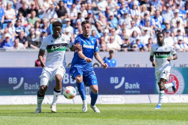 2. Bundesliga, Karlsruher SC vs Hannover 96, 25.04.2026 Zweikampf zwischen Ime Okon (Hannover 96, 20) und Philipp Förster (Karlsruher SC, 11) 2. Bundesliga, Karlsruher SC vs Hannover 96, BBBank Wildpark Karlsruhe, 25.04.2026 DFB DFL REGULATIONS PROHIBIT ANY USE OF PHOTOGRAPHS AS IMAGE SEQUENCES AND OR QUASI-VIDEO.