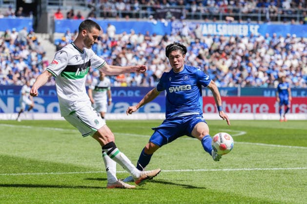 2. Bundesliga, Karlsruher SC vs Hannover 96, 25.04.2026 Zweikampf zwischen Bastian Allgeier (Hannover 96, 17) und Shio Fukuda (Karlsruher SC, 13) 2. Bundesliga, Karlsruher SC vs Hannover 96, BBBank Wildpark Karlsruhe, 25.04.2026 DFB DFL REGULATIONS PROHIBIT ANY USE OF PHOTOGRAPHS AS IMAGE SEQUENCES AND OR QUASI-VIDEO.