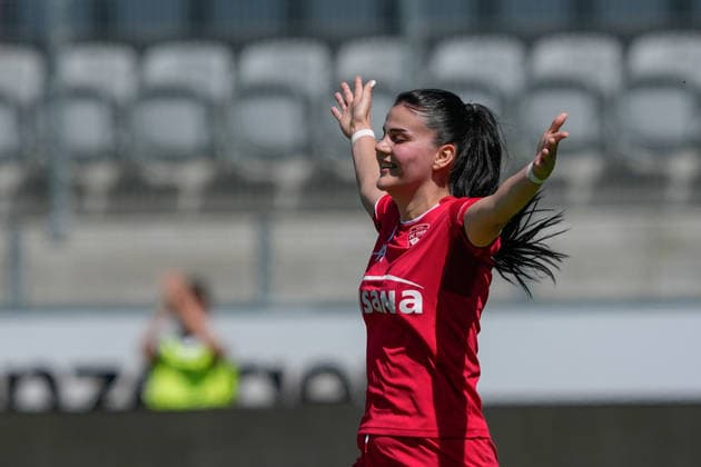 Schweiz: AXA Women s Super League 2025 26, FC Thun vs Yverdon FC - Stockhorn Arena, Thun: Mimoza Hamidi (7 Thun) jubelt nach ihrem Tor zum 2:0 Copyright: xKjetilxWaberx