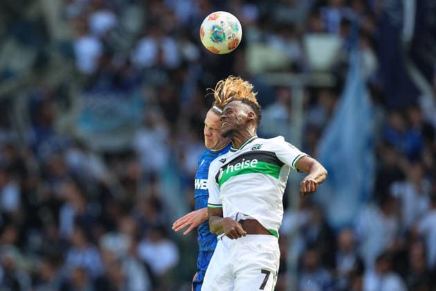 Zweikampf in der Luft David Herold (Karlsruher SC, 20) gegen Mustapha Bundu (Hannover 96, 07), Karlsruher SC vs. Hannover 96, 2. Bundesliga, 31. Spieltag, 2025 2026, 25.04.2026, DFL REGULATIONS PROHIBIT ANY USE OF PHOTOGRAPHS AS IMAGE SEQUENCES AND OR QUASI-VIDEO, Karlsruher SC vs. Hannover 96, 2. Bundesliga, 31. Spieltag, 2025 2026, 25.04.2026 Karlsruhe