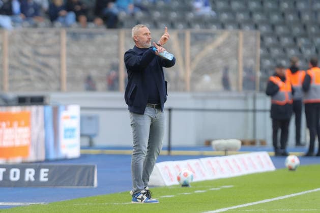 25.04.2025, xtgx, Fussball 2. Bundesliga, Hertha BSC Berlin - Holstein Kiel emspor, v.l. Tim Walter (Kiel, Trainer) gibt Anweisungen, gestikuliert mit den Armen, gesticulate, gives instructions (DFL DFB REGULATIONS PROHIBIT ANY USE OF PHOTOGRAPHS as IMAGE SEQUENCES and or QUASI-VIDEO) Berlin