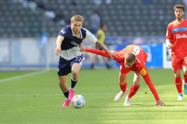 25.04.2025, xtgx, Fussball 2. Bundesliga, Hertha BSC Berlin - Holstein Kiel emspor, v.l. Marten Winkler (Hertha, 22), Marko Ivezic (Kiel, 6) Zweikampf, Duell, Kampf, tackle (DFL DFB REGULATIONS PROHIBIT ANY USE OF PHOTOGRAPHS as IMAGE SEQUENCES and or QUASI-VIDEO) Berlin