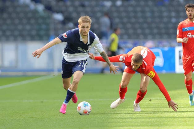 25.04.2025, xtgx, Fussball 2. Bundesliga, Hertha BSC Berlin - Holstein Kiel emspor, v.l. Marten Winkler (Hertha, 22), Marko Ivezic (Kiel, 6) Zweikampf, Duell, Kampf, tackle (DFL DFB REGULATIONS PROHIBIT ANY USE OF PHOTOGRAPHS as IMAGE SEQUENCES and or QUASI-VIDEO) Berlin