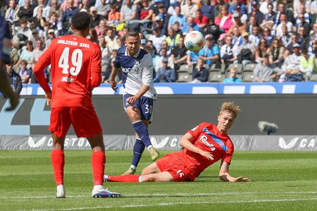 25.04.2025, xtgx, Fussball 2. Bundesliga, Hertha BSC Berlin - Holstein Kiel emspor, v.l. Paul Seguin (Hertha, 30) schiesst den Ball aufs Tor, Torschuss, Schuss (DFL DFB REGULATIONS PROHIBIT ANY USE OF PHOTOGRAPHS as IMAGE SEQUENCES and or QUASI-VIDEO) Berlin