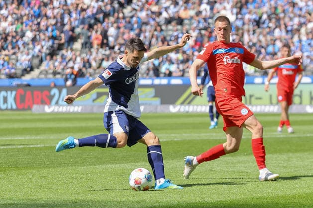 25.04.2025, xtgx, Fussball 2. Bundesliga, Hertha BSC Berlin - Holstein Kiel emspor, v.l. Josip Brekalo (Hertha, 7) schiesst den Ball aufs Tor, Torschuss, Schuss (DFL DFB REGULATIONS PROHIBIT ANY USE OF PHOTOGRAPHS as IMAGE SEQUENCES and or QUASI-VIDEO) Berlin