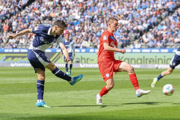 25.04.2025, xtgx, Fussball 2. Bundesliga, Hertha BSC Berlin - Holstein Kiel emspor, v.l. Josip Brekalo (Hertha, 7) schiesst den Ball aufs Tor, Torschuss, Schuss (DFL DFB REGULATIONS PROHIBIT ANY USE OF PHOTOGRAPHS as IMAGE SEQUENCES and or QUASI-VIDEO) Berlin