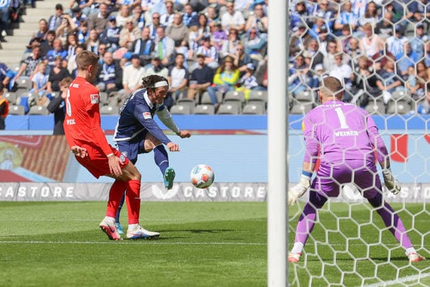 25.04.2025, xtgx, Fussball 2. Bundesliga, Hertha BSC Berlin - Holstein Kiel emspor, v.l. Fabian Reese (Hertha, 11) schiesst den Ball aufs Tor, Torschuss, Schuss (DFL DFB REGULATIONS PROHIBIT ANY USE OF PHOTOGRAPHS as IMAGE SEQUENCES and or QUASI-VIDEO) Berlin