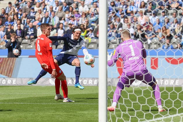 25.04.2025, xtgx, Fussball 2. Bundesliga, Hertha BSC Berlin - Holstein Kiel emspor, v.l. Fabian Reese (Hertha, 11) schiesst den Ball aufs Tor, Torschuss, Schuss (DFL DFB REGULATIONS PROHIBIT ANY USE OF PHOTOGRAPHS as IMAGE SEQUENCES and or QUASI-VIDEO) Berlin