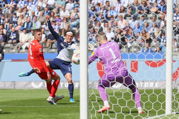 25.04.2025, xtgx, Fussball 2. Bundesliga, Hertha BSC Berlin - Holstein Kiel emspor, v.l. Fabian Reese (Hertha, 11) schiesst den Ball aufs Tor, Torschuss, Schuss (DFL DFB REGULATIONS PROHIBIT ANY USE OF PHOTOGRAPHS as IMAGE SEQUENCES and or QUASI-VIDEO) Berlin