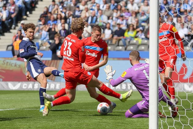 25.04.2025, xtgx, Fussball 2. Bundesliga, Hertha BSC Berlin - Holstein Kiel emspor, v.l. Linus Gechter (Hertha, 44) schiesst den Ball aufs Tor, Torschuss, Schuss (DFL DFB REGULATIONS PROHIBIT ANY USE OF PHOTOGRAPHS as IMAGE SEQUENCES and or QUASI-VIDEO) Berlin