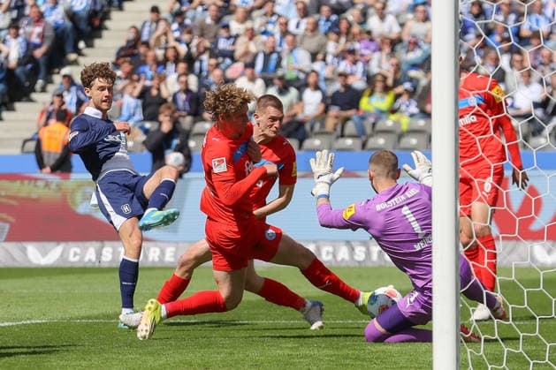 25.04.2025, xtgx, Fussball 2. Bundesliga, Hertha BSC Berlin - Holstein Kiel emspor, v.l. Linus Gechter (Hertha, 44) schiesst den Ball aufs Tor, Torschuss, Schuss (DFL DFB REGULATIONS PROHIBIT ANY USE OF PHOTOGRAPHS as IMAGE SEQUENCES and or QUASI-VIDEO) Berlin