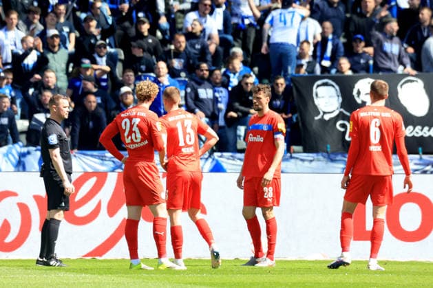 DEU, DFL, 2. FBL, Hertha BSC vs. Holstein Kiel, 25.04.2026, Berliner Olympiastadion, Berlin, DEU, DFL, 2. FBL, Hertha BSC vs. Holstein Kiel, im Bild Timon Weiner (Holstein Kiel 1), JONAS MEFFERT (Holstein Kiel 28), Schiedsrichter , Kieler-Spieler DFL - regulations prohibit any use of Photographs as image sequences and or quasi-video