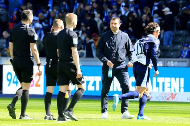 DEU, DFL, 2. FBL, Hertha BSC vs. Holstein Kiel, 25.04.2026, Berliner Olympiastadion, Berlin, DEU, DFL, 2. FBL, Hertha BSC vs. Holstein Kiel, im Bild Benjamin Weber (Sportdirektor, Hertha BSC Berlin), Fabian Reese (Hertha BSC Berlin 11), Schiedsrichterteam DFL - regulations prohibit any use of Photographs as image sequences and or quasi-video