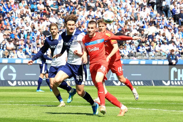 DEU, DFL, 2. FBL, Hertha BSC vs. Holstein Kiel, 25.04.2026, Berliner Olympiastadion, Berlin, DEU, DFL, 2. FBL, Hertha BSC vs. Holstein Kiel, im Bild Linus Gechter (Hertha BSC Berlin 44), David Zec (Holstein Kiel 26) DFL - regulations prohibit any use of Photographs as image sequences and or quasi-video