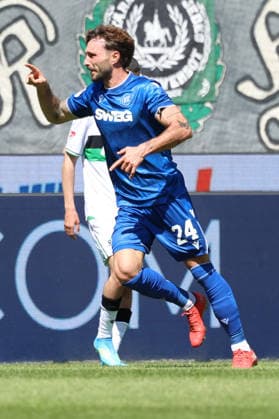 25.04.2026, xrekx, Fussball 2.Bundesliga, Karlsruher SC - Hannover 96 v.l. Torjubel nach dem Tor zum celebrating the goal celebrate 1:1 durch Fabian Schleusener (Karlsruher SC) (DFL DFB REGULATIONS PROHIBIT ANY USE OF PHOTOGRAPHS as IMAGE SEQUENCES and or QUASI-VIDEO) Karlsruhe