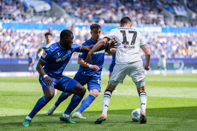 2. Bundesliga, Karlsruher SC vs Hannover 96, 25.04.2026 Zweikampf zwischen Stephan Ambrosius (Karlsruher SC, 5), Philipp Förster (Karlsruher SC, 11) und Bastian Allgeier (Hannover 96, 17) 2. Bundesliga, Karlsruher SC vs Hannover 96, BBBank Wildpark Karlsruhe, 25.04.2026 DFB DFL REGULATIONS PROHIBIT ANY USE OF PHOTOGRAPHS AS IMAGE SEQUENCES AND OR QUASI-VIDEO.