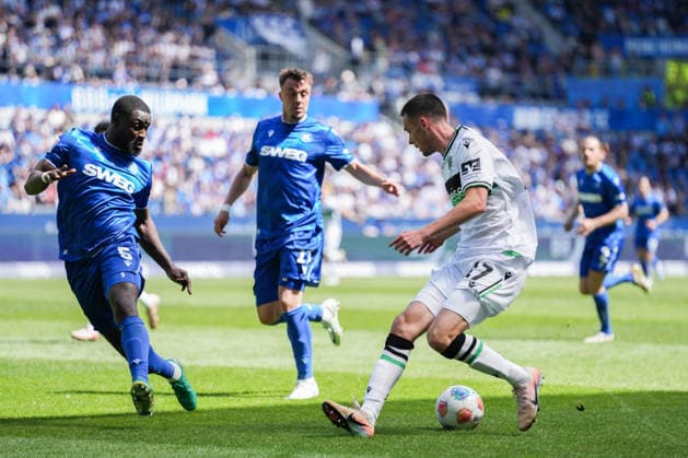 2. Bundesliga, Karlsruher SC vs Hannover 96, 25.04.2026 Zweikampf zwischen Stephan Ambrosius (Karlsruher SC, 5) und Bastian Allgeier (Hannover 96, 17) 2. Bundesliga, Karlsruher SC vs Hannover 96, BBBank Wildpark Karlsruhe, 25.04.2026 DFB DFL REGULATIONS PROHIBIT ANY USE OF PHOTOGRAPHS AS IMAGE SEQUENCES AND OR QUASI-VIDEO.