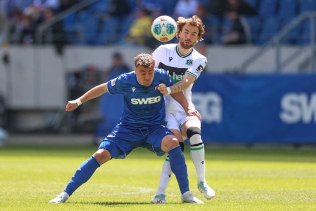 Kolja Oudenne (Hannover 96, 29) im Zweikampf mit Philipp Foerster (Karlsruher SC, 11), Karlsruher SC vs. Hannover 96, 2. Bundesliga, 31. Spieltag, 2025 2026, 25.04.2026, DFL REGULATIONS PROHIBIT ANY USE OF PHOTOGRAPHS AS IMAGE SEQUENCES AND OR QUASI-VIDEO, Karlsruher SC vs. Hannover 96, 2. Bundesliga, 31. Spieltag, 2025 2026, 25.04.2026 Karlsruhe