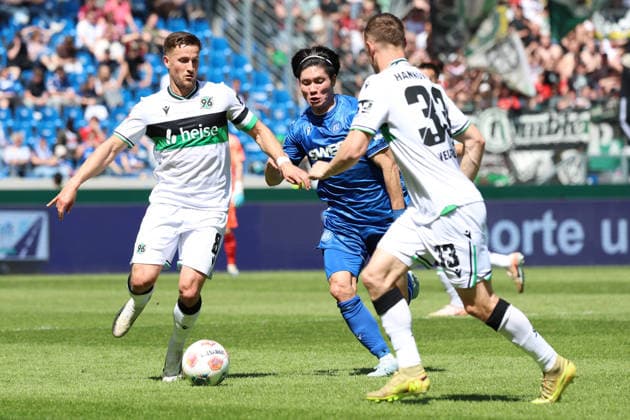 25.04.2026, xrekx, Fussball 2.Bundesliga, Karlsruher SC - Hannover 96 v.l. Enzo Leopold (Hannover 96) Shio Fukuda (Karlsruher SC) Maurice Neubauer (Hannover 96) Zweikampf, Aktion, action, battle for the ball (DFL DFB REGULATIONS PROHIBIT ANY USE OF PHOTOGRAPHS as IMAGE SEQUENCES and or QUASI-VIDEO) Karlsruhe