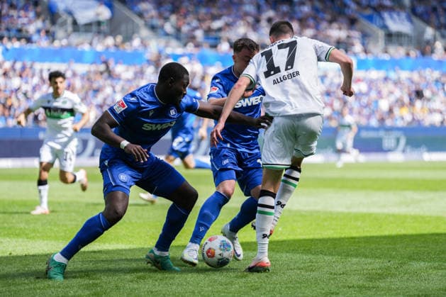 2. Bundesliga, Karlsruher SC vs Hannover 96, 25.04.2026 Zweikampf zwischen Stephan Ambrosius (Karlsruher SC, 5), Philipp Förster (Karlsruher SC, 11) und Bastian Allgeier (Hannover 96, 17) 2. Bundesliga, Karlsruher SC vs Hannover 96, BBBank Wildpark Karlsruhe, 25.04.2026 DFB DFL REGULATIONS PROHIBIT ANY USE OF PHOTOGRAPHS AS IMAGE SEQUENCES AND OR QUASI-VIDEO.
