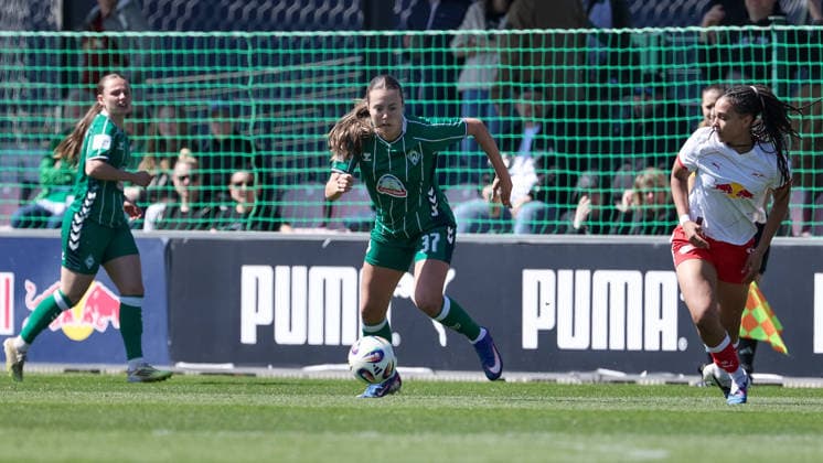 Mara Alber (SV Werder Bremen, 37) am Ball, Einzelbild, Ganzkörper, Aktion, Action, Spielszene, DIE DFB-RICHTLINIEN UNTERSAGEN JEGLICHE NUTZUNG VON FOTOS ALS SEQUENZBILDER UND ODER VIDEOÄHNLICHE FOTOSTRECKEN. DFB REGULATIONS PROHIBIT ANY USE OF PHOTOGRAPHS AS IMAGE SEQUENCES AND OR QUASI-VIDEO., 25.04.2026, Leipzig (Deutschland), Fussball, Google Pixel Frauen-Bundesliga, RB Leipzig - SV Werder Bremen