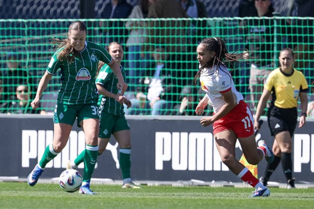 v.li.: Mara Alber (SV Werder Bremen, 37) und Lisa Baum (RB Leipzig, 11) im Zweikampf, Duell, Dynamik, Aktion, Action, Spielszene, DIE DFB-RICHTLINIEN UNTERSAGEN JEGLICHE NUTZUNG VON FOTOS ALS SEQUENZBILDER UND ODER VIDEOÄHNLICHE FOTOSTRECKEN. DFB REGULATIONS PROHIBIT ANY USE OF PHOTOGRAPHS AS IMAGE SEQUENCES AND OR QUASI-VIDEO., 25.04.2026, Leipzig (Deutschland), Fussball, Google Pixel Frauen-Bundesliga, RB Leipzig - SV Werder Bremen