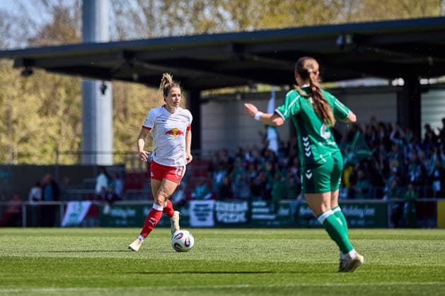 25.04.2026, GER, Frauenfußball, BL, 2025 2026, RB Leipzig - SV Werder Bremen Sandra Starke (13, RB Leipzig), Freisteller, Aktion, mit Ball Leipzig Trainingszentrum der Roten Bulle Sachsen Deutschland
