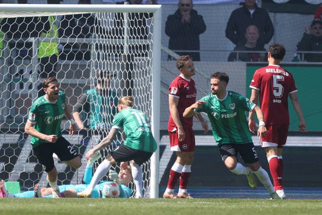 Fußball 2. Bundesliga 31. Spieltag SC Preußen Münster - DSC Arminia Bielefeld am 25.04.2026 im LVM-Preußenstadion in Münster Torjubel zum 1:0 durch Yassine Bouchama ( Münster ) DFL regulations prohibit any use of photographs as image sequences and or quasi-video.