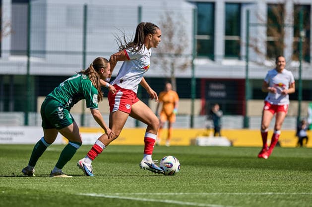 25.04.2026, GER, Frauenfußball, BL, 2025 2026, RB Leipzig - SV Werder Bremen Lisa Baum (11, RB Leipzig), Aktion, mit Ball, Zweikampf Leipzig Trainingszentrum der Roten Bulle Sachsen Deutschland