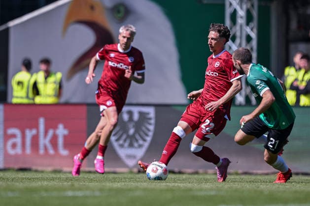 25.04.2026, Fussball, 2. Bundesliga, 31. Spieltag Saison 2025 2026, Preußen Münster - DSC Arminia Bielefeld, Jannik Rochelt (DSC Arminia Bielefeld), Rico Preißinger (Preußen Münster) xRHR-FOTO TKx