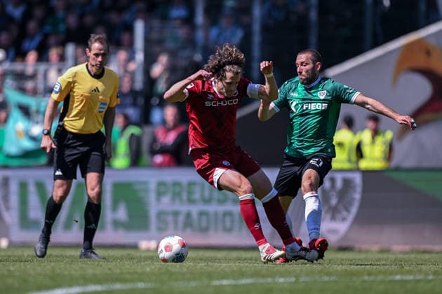 25.04.2026, Fussball, 2. Bundesliga, 31. Spieltag Saison 2025 2026, Preußen Münster - DSC Arminia Bielefeld, Mael Corboz (DSC Arminia Bielefeld), Rico Preißinger (Preußen Münster) xRHR-FOTO TKx