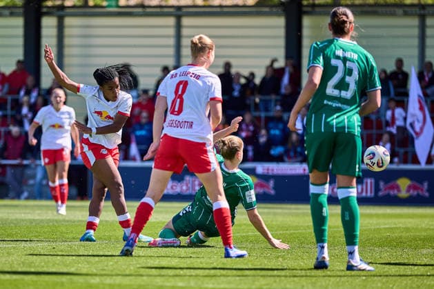 25.04.2026, GER, Frauenfußball, BL, 2025 2026, RB Leipzig - SV Werder Bremen Delice Boboy (17, RB Leipzig), Aktion, mit Ball, Torschuss zum 1:0 Leipzig Trainingszentrum der Roten Bulle Sachsen Deutschland