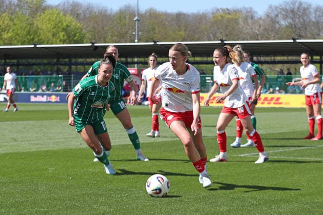 Google Pixel Frauen-Bundesliga, RB Leipzig - SV Werder Bremen; 25.04.2026 Marlene Müller (27, RB Leipzig) vor Maja Sternad (11, Werder Bremen) am Ball. Fußball, Google Pixel Frauen-Bundesliga, Saison 2025 2026, 23. Spieltag: RB Leipzig vs. SV Werder Bremen am 25.04.2026, Trainingszentrum Cottaweg, Leipzig. DFB REGULATIONS PROHIBIT ANY USE OF PHOTOGRAPHS AS IMAGE SEQUENCES AND OR QUASI-VIDEO. Copyright: xBEAUTIFULxSPORTS JanxKaeferx