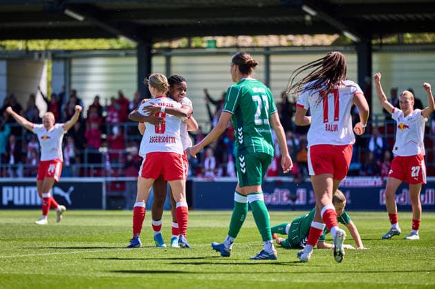 25.04.2026, GER, Frauenfußball, BL, 2025 2026, RB Leipzig - SV Werder Bremen Mannschaft, RB Leipzig, Jubel nach Tor zum 1:0 Leipzig Trainingszentrum der Roten Bulle Sachsen Deutschland
