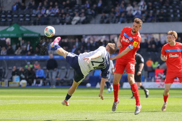 25.04.2025, xtgx, Fussball 2. Bundesliga, Hertha BSC Berlin - Holstein Kiel emspor, v.l. Marten Winkler (Hertha, 22), Jonas Meffert (Kiel, 28) Zweikampf, Duell, Kampf, tackle schiesst den Ball aufs Tor, Torschuss, Schuss (DFL DFB REGULATIONS PROHIBIT ANY USE OF PHOTOGRAPHS as IMAGE SEQUENCES and or QUASI-VIDEO) Berlin