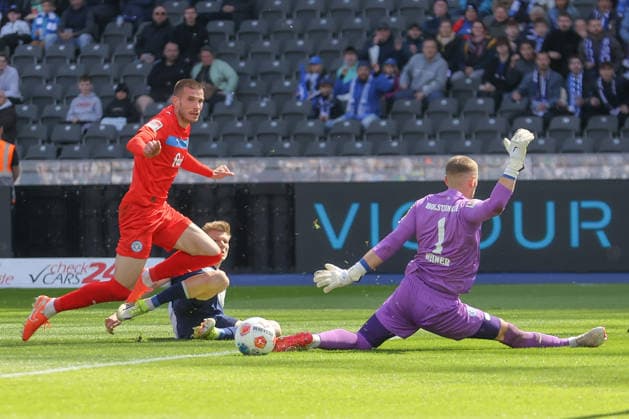 25.04.2025, xtgx, Fussball 2. Bundesliga, Hertha BSC Berlin - Holstein Kiel emspor, v.l. Luca Schuler (Hertha, 18) schiesst den Ball aufs Tor, Torschuss, Schuss (DFL DFB REGULATIONS PROHIBIT ANY USE OF PHOTOGRAPHS as IMAGE SEQUENCES and or QUASI-VIDEO) Berlin