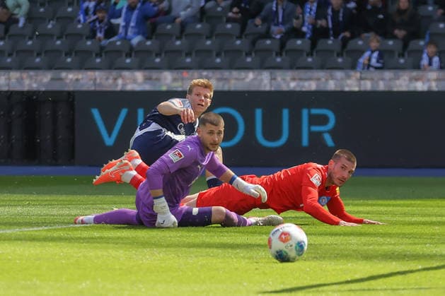 25.04.2025, xtgx, Fussball 2. Bundesliga, Hertha BSC Berlin - Holstein Kiel emspor, v.l. Luca Schuler (Hertha, 18) schiesst den Ball aufs Tor, Torschuss, Schuss (DFL DFB REGULATIONS PROHIBIT ANY USE OF PHOTOGRAPHS as IMAGE SEQUENCES and or QUASI-VIDEO) Berlin