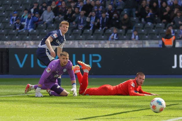 25.04.2025, xtgx, Fussball 2. Bundesliga, Hertha BSC Berlin - Holstein Kiel emspor, v.l. Luca Schuler (Hertha, 18) schiesst den Ball aufs Tor, Torschuss, Schuss (DFL DFB REGULATIONS PROHIBIT ANY USE OF PHOTOGRAPHS as IMAGE SEQUENCES and or QUASI-VIDEO) Berlin